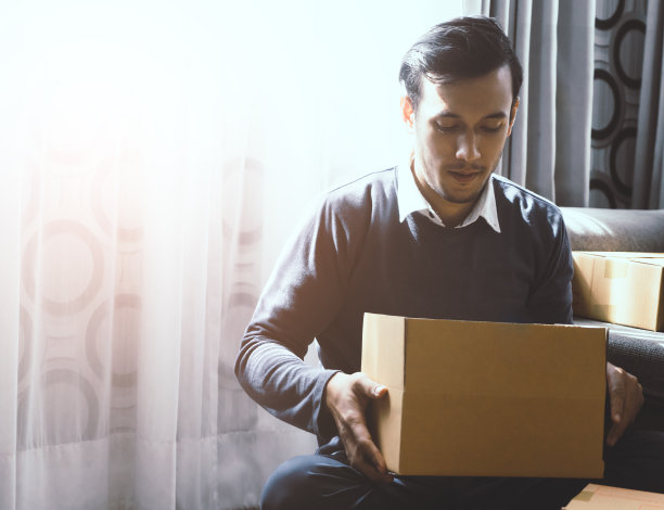 曼正在为他的在线零售客户准备打包订单图片下载