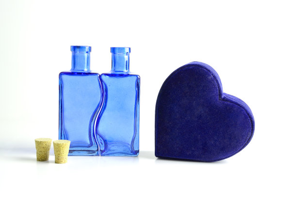 一颗蓝色天鹅绒的心和两个开着的瓶子组成的爱情作文图片下载