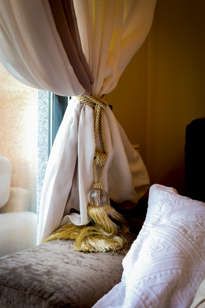 带吊袜带的窗帘图片下载