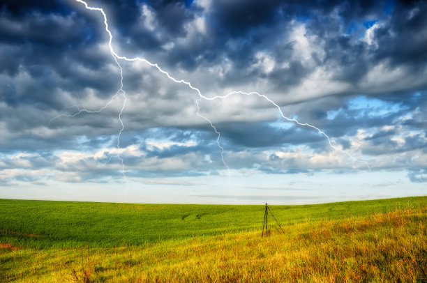 雷声的天空。闪电划过天空。乌云图片下载