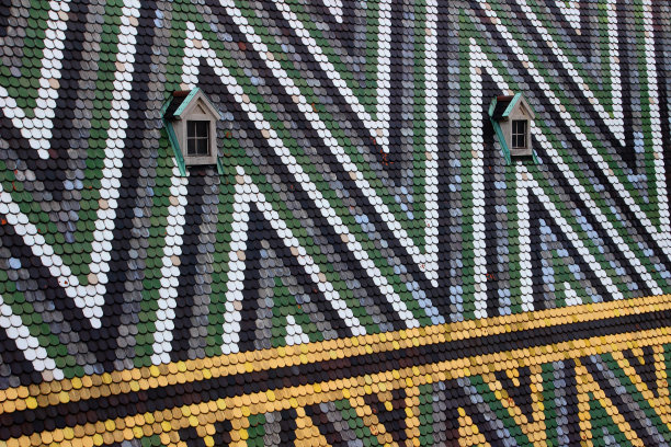 奥地利维也纳Stephansdom屋顶上的彩色瓷砖和窗户图片下载