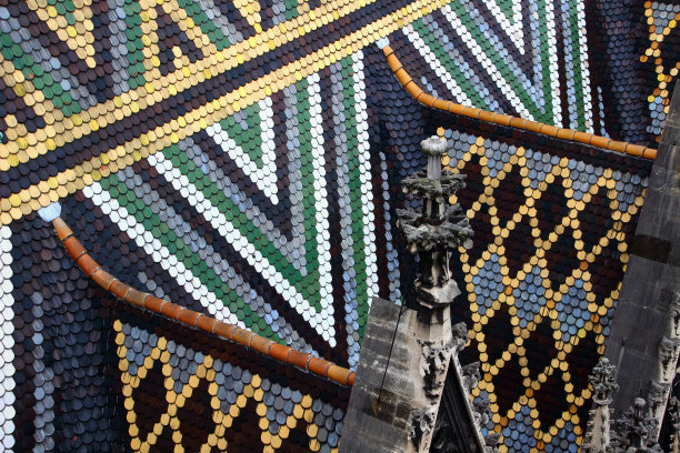 Stephansdom Vienna彩色瓷砖和尖塔的特写图片下载