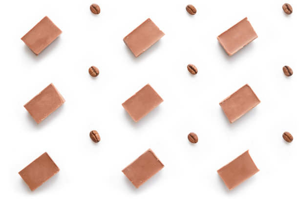 巧克力砖图案与咖啡豆在白色的顶视图图片下载