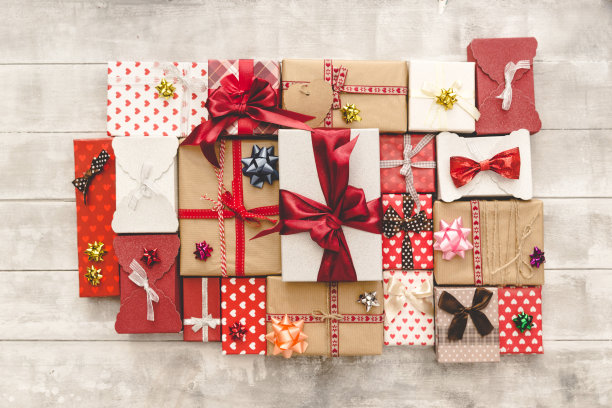 平铺与礼品盒，丝带，红色的装饰。平躺，俯视图图片下载