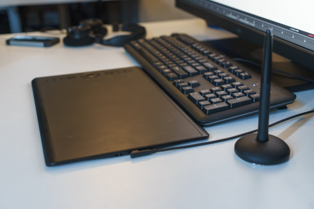 数位艺术家的工作空间与绘图板在电脑前图片下载