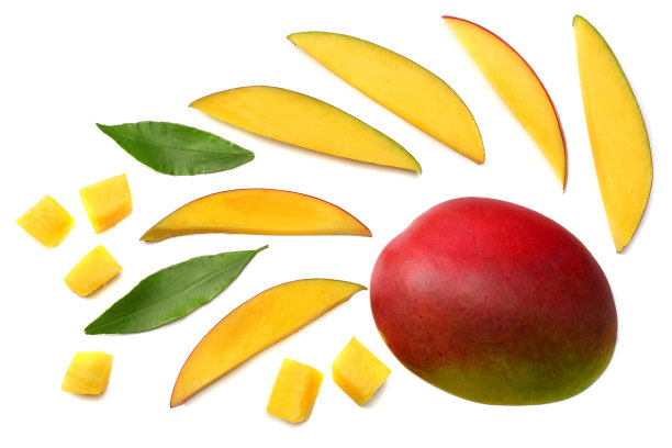 白色背景上孤立的绿叶芒果片。俯视图图片下载