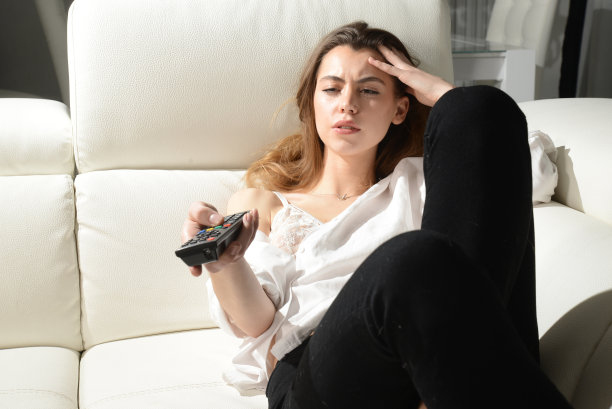 漂亮女孩厌倦看电视图片下载