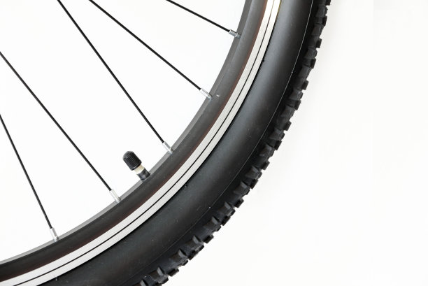 自行车轮上的阀杆，白色背景图片下载