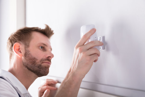 电工安装安全系统门传感器图片下载