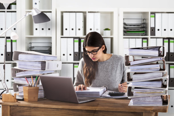 计算账单的女商人图片下载