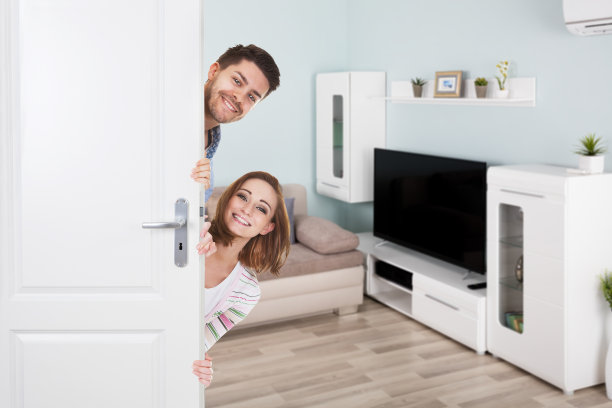 年轻夫妇手持空白牌图片下载