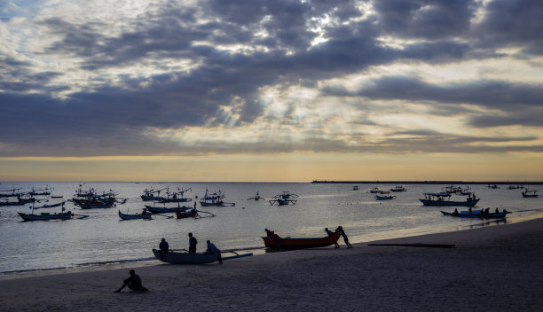 帆船在夕阳下航行图片下载