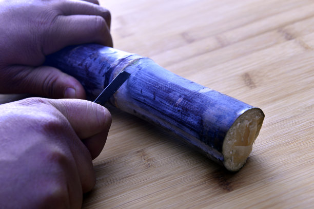 甘蔗孤立在木质背景下素材图片