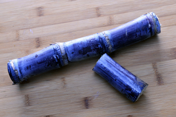 甘蔗孤立在木质背景下素材图片