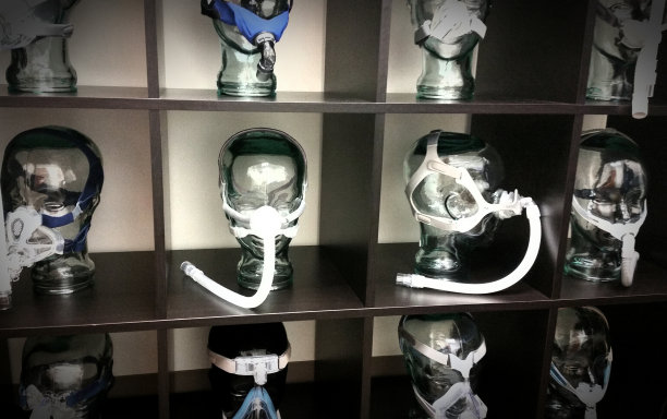 令人毛骨悚然的医生办公室照片Cpap睡眠呼吸暂停机在深褐色的色调。图片下载