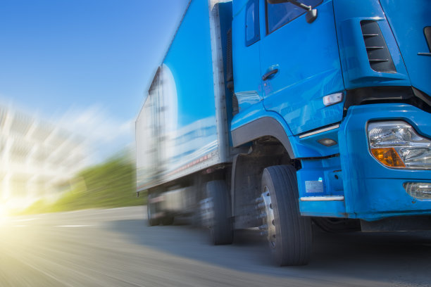 在路上行驶的卡车。素材图片