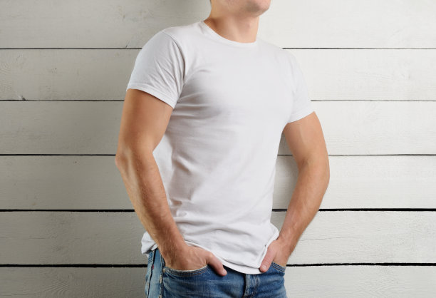男人身上的白色t恤模型图片下载
