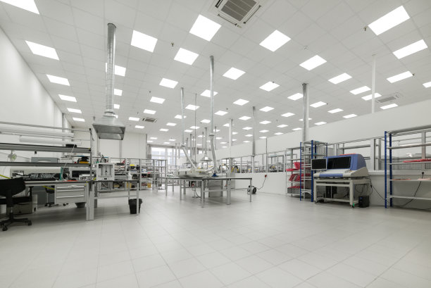 制造电子印刷电路板的工厂。车间表面安装和预装配图片下载