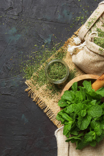 玻璃罐里的干薄荷和一束新鲜薄荷图片下载