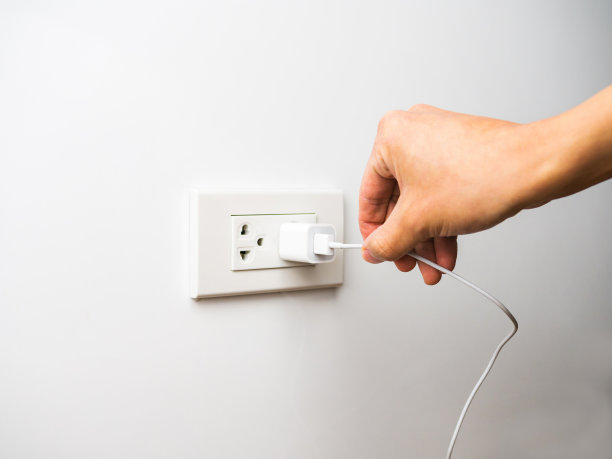 从插座上拔出电线和电线拔掉插头图片下载