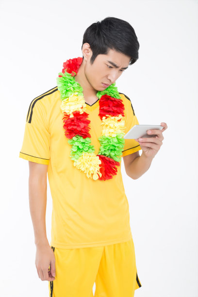 男体育迷拿着智能手机，皱着眉头图片下载