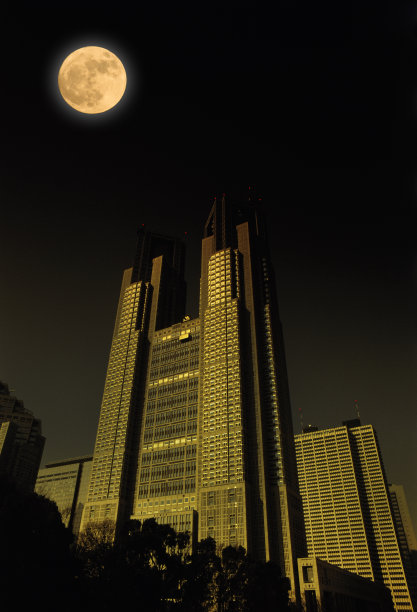 满月升上东京新宿摩天大楼图片下载
