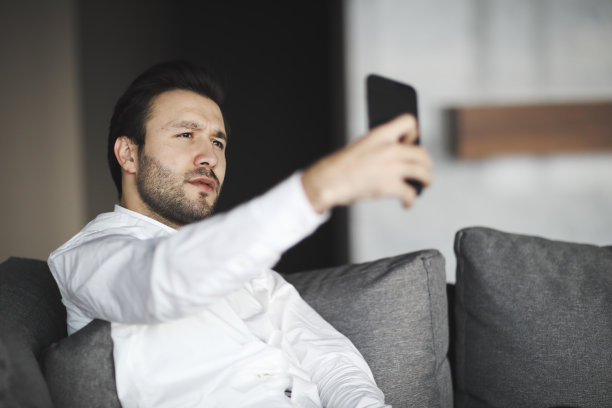 英俊商人自拍图片下载