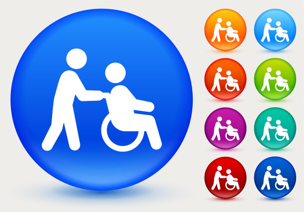 与老年轮椅同行的医护人员。图片下载