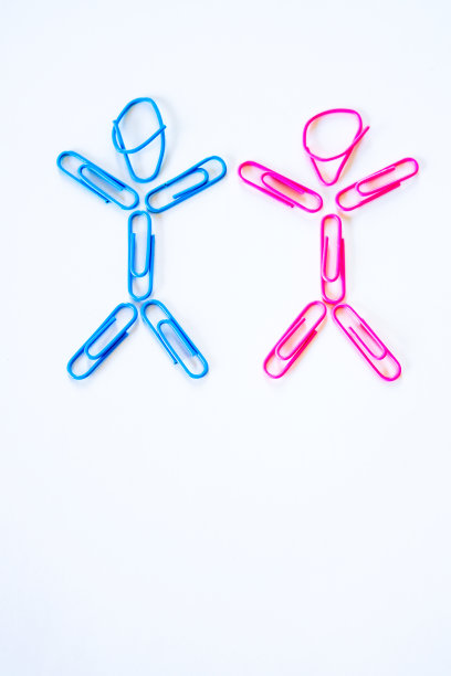 男孩和女孩举起手臂的概念来自回形针图片下载