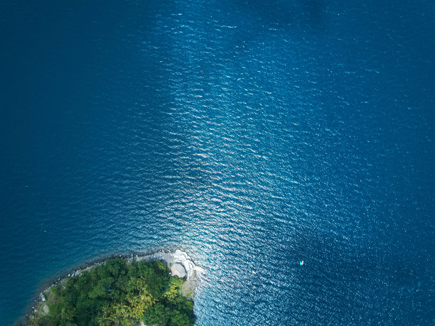 岛屿旁边的蓝色水面图片下载
