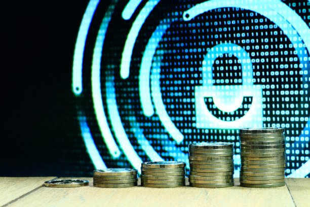 在安全的互联网环境中不断增长的业务。硬币堆成增加图表形状的柱。照片的电脑屏幕显示与白色图形符号的锁。图片下载