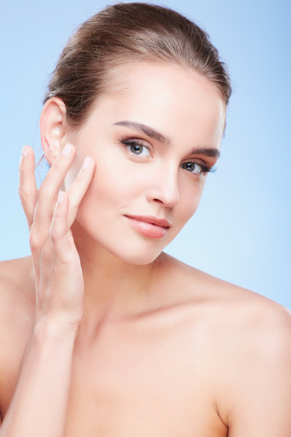 女人用手指触摸脸颊素材图片