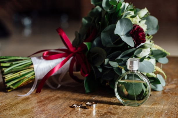 婚礼配件。新娘的花束和饰品。细节图片下载