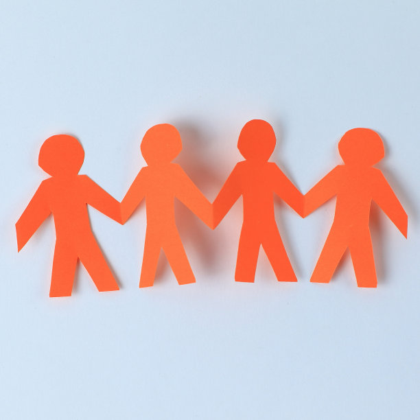 四个纸业工人互相牵着手图片下载