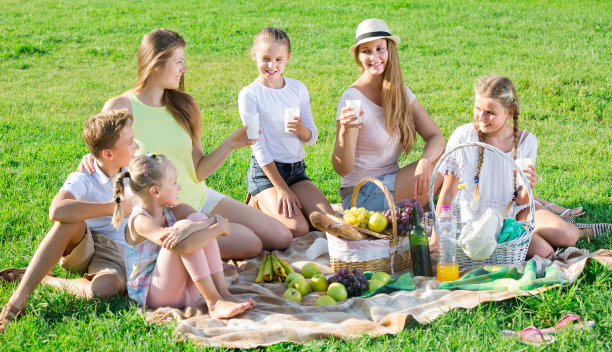高兴的妇女和孩子们在野餐的肖像图片下载