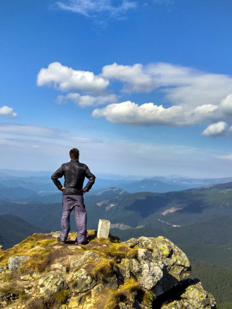 一个人在山上的岩石上图片下载