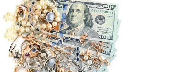 黄金珠宝和美元孤立在白色背景上。文本的空闲空间。平躺，俯视图。宽的照片。图片下载