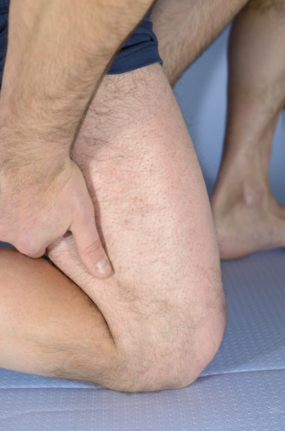 运动员做按摩。图片下载