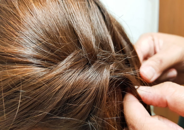 特写辫子发型，手造型师。图片下载