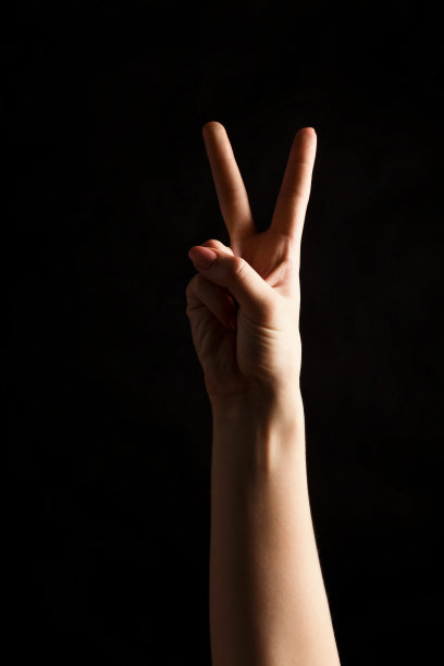 女性的手显示2号孤立的黑色图片下载