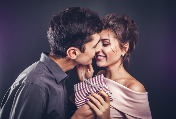 情人节，男子送女友一个礼盒。图片下载