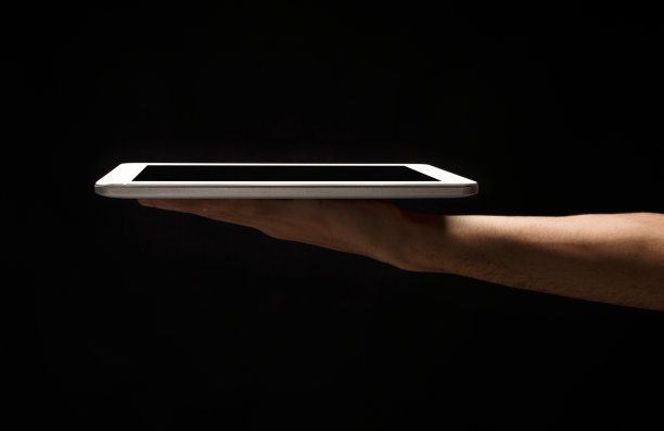 手持黑屏平板电脑的男子图片下载