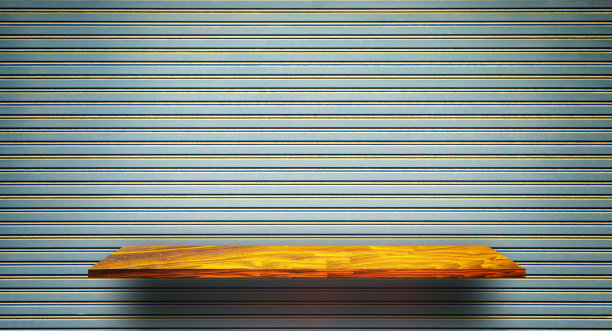 空荡荡的木制展示架柜台上的金属墙背景图片下载