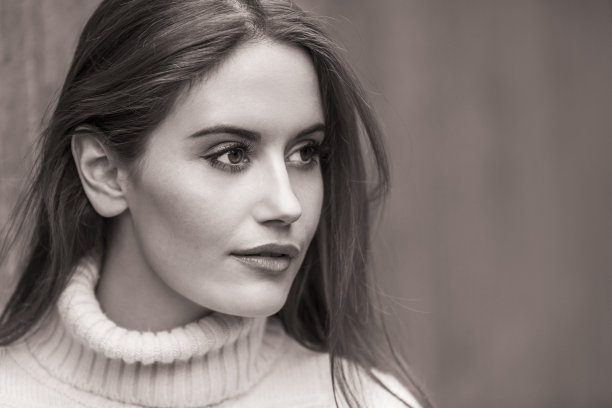 户外的黑白肖像美丽的女孩或年轻女子与穿白色毛衣图片下载