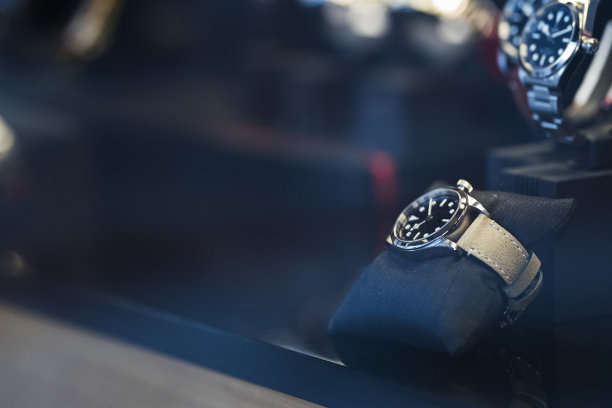 在米兰一家奢侈品店的橱窗里，男士们在看手表图片下载