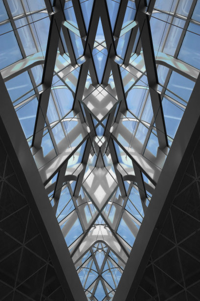 透明天花板返工照片。公共/办公建筑的内部片段与曲线形状图片下载