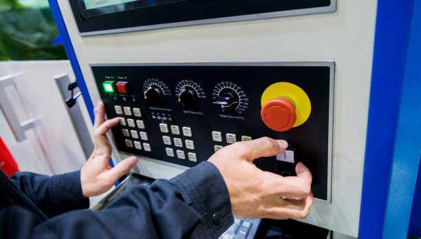 在数控机床上工作的人素材图片