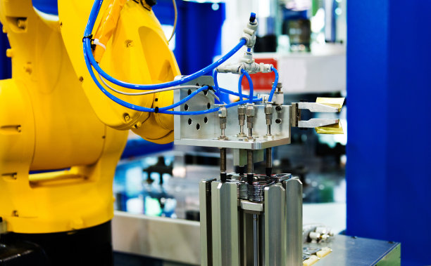 在工厂工作的机器人手臂图片下载