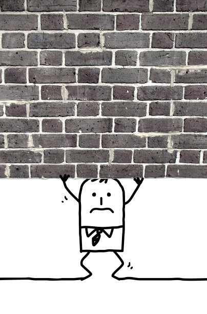 卡通人物被压扁了，站在墙下图片下载