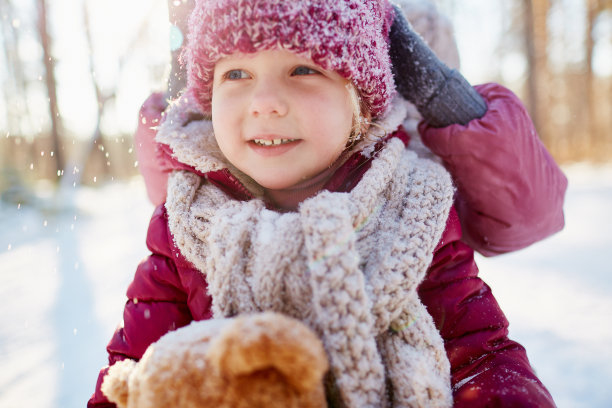 快乐的女孩穿着冬装在散步图片下载